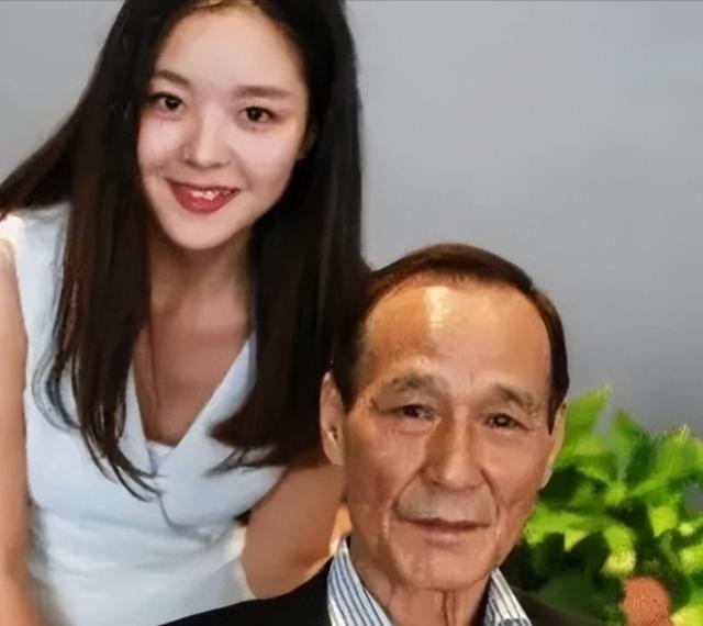 1984年，陈惠敏带着怀孕的妻子去参加宴会，碰见新义安的苏龙，苏龙一脚踢过去，陈