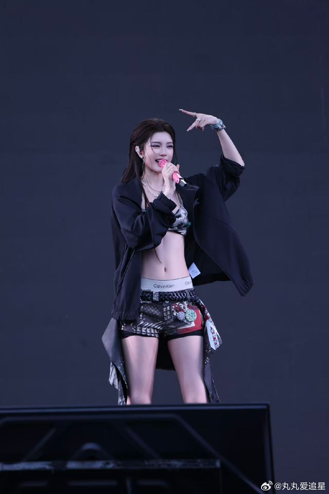 OMG戴燕妮舞台辣到我了戴燕妮一登台就闪闪发光！花纹抹胸搭配热裤又酷又媚，表情