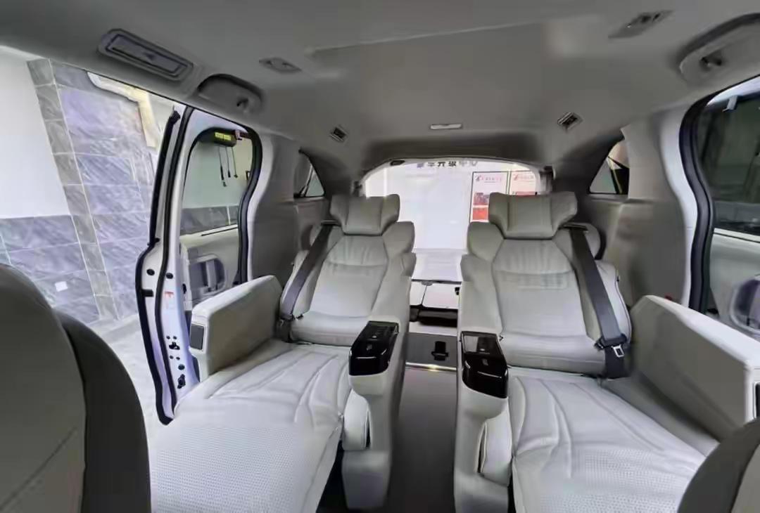 刚在服务区亲眼看见一档子事。一个五十来岁的老哥，从一辆SUV上下来，扶着车门