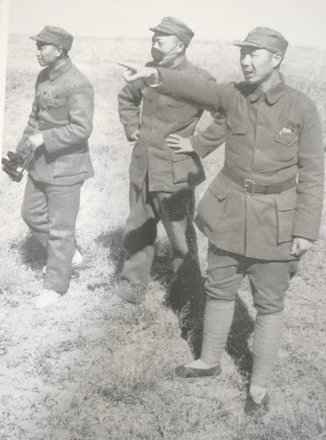 这是解放战争时期，晋察冀军区三位首长的合影。中间戴口罩的是晋察冀军区司令员兼政委