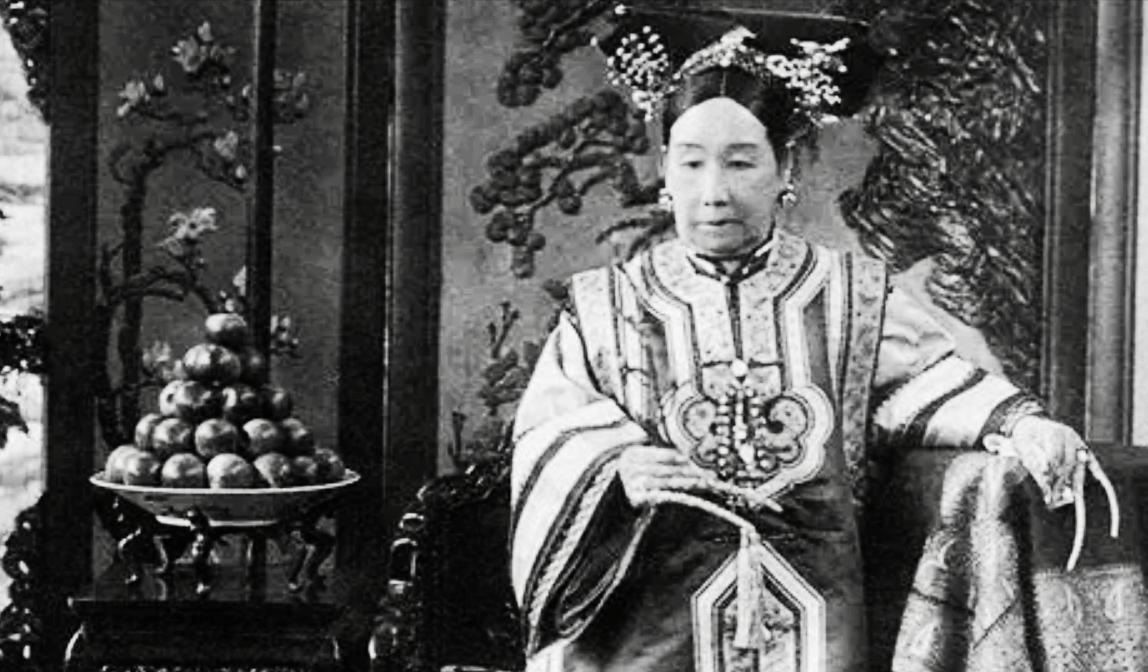 1908年，慈禧临死前一刻，太监看她马上不行了，赶紧给她喝了一碗海龟汤，吊着最后