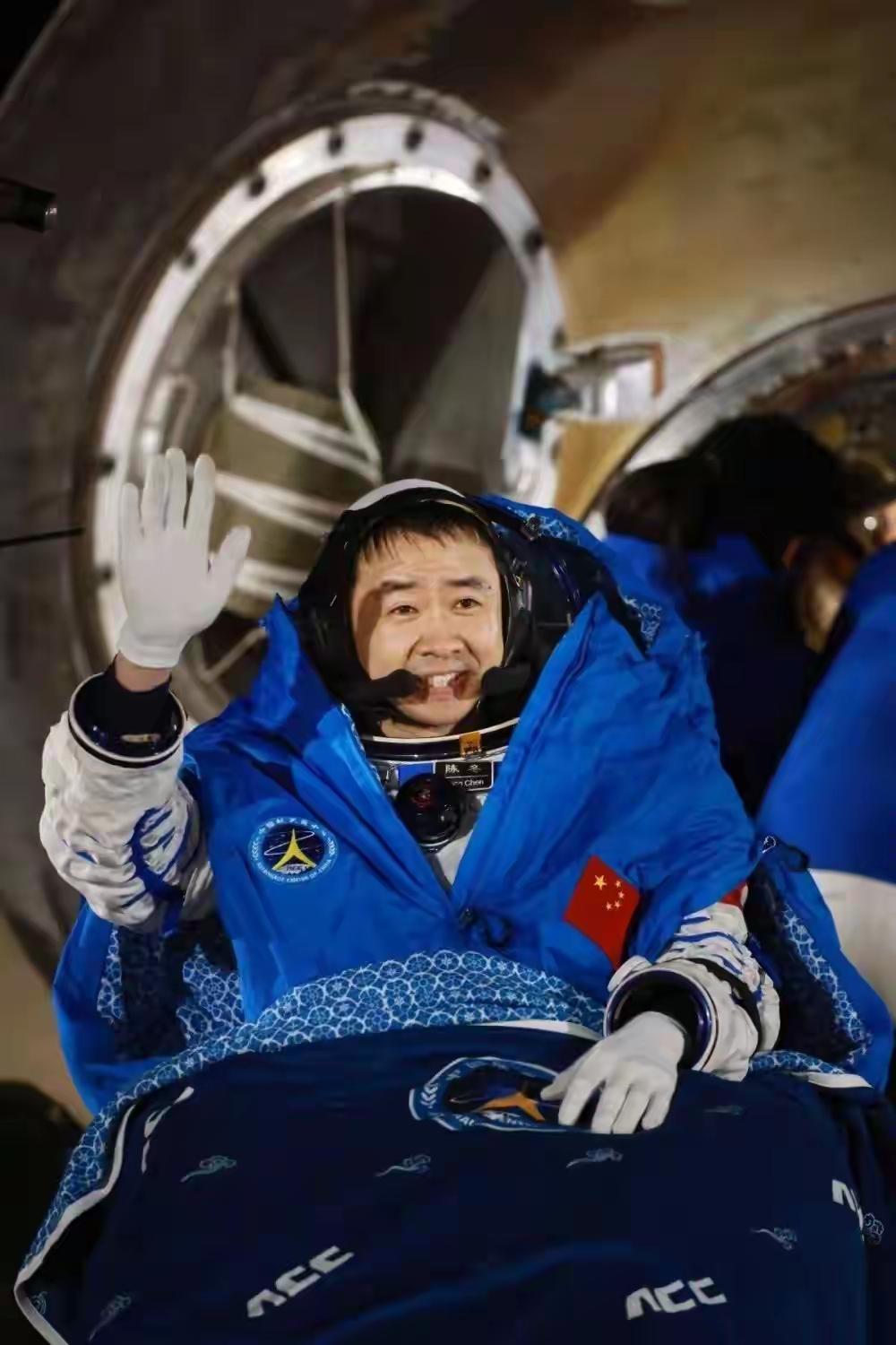 “少绕两圈，快回家！”11月14日，神二十乘组结束203天飞行，换乘神二十一号返