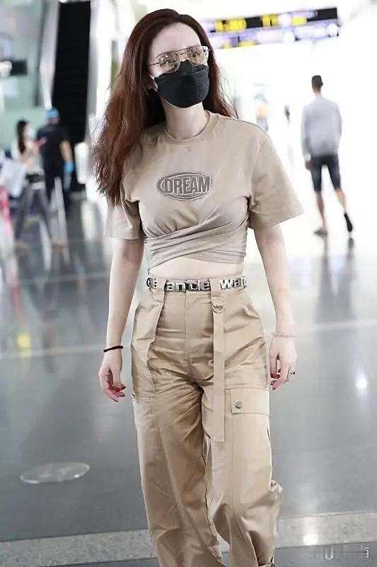 被张萌的“尤物气质”狠狠迷住！露胃装配高腰裤，勾勒出真实凹凸感，性感又利落，气场