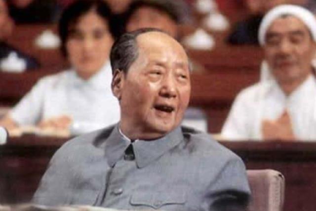 1976年的春节，生病的毛主席没有亲人在身边，也没有客人来往，只有工作人员在旁边