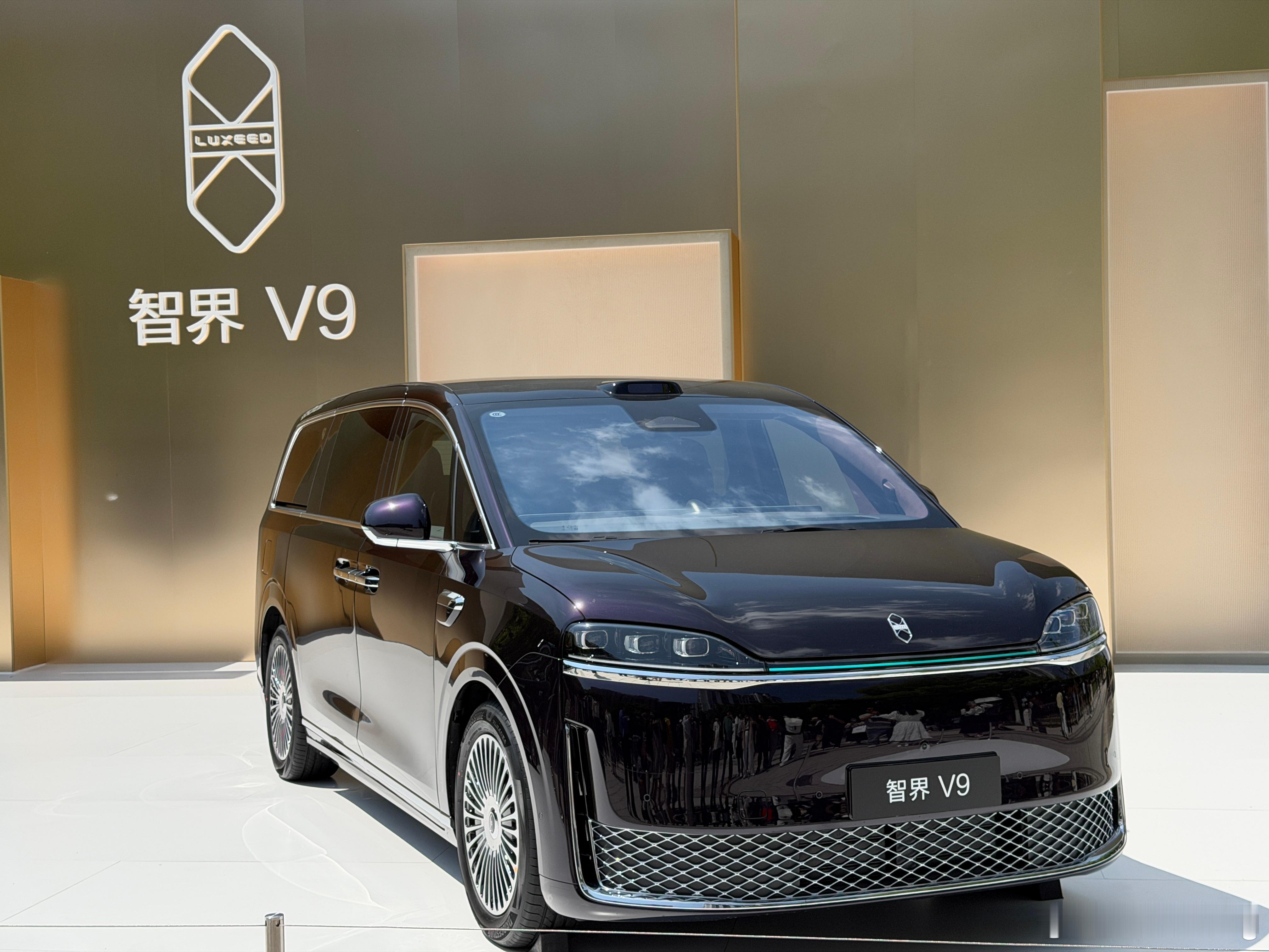 今天来上海看看鸿蒙智行第一款MPV！智界V9今天正式发布，据说价格会有惊喜！