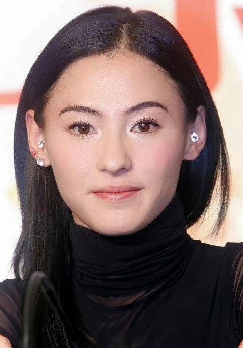 张柏芝这脸真的很好看，既有爸爸精致比例轮廓，又有妈妈立体优化，从她的长相就知道父