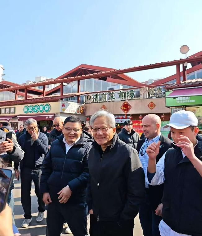 黄仁勋现身陆家嘴菜市场1月24日，英伟达创始人黄仁勋现身陆家嘴街道乳山路锦德