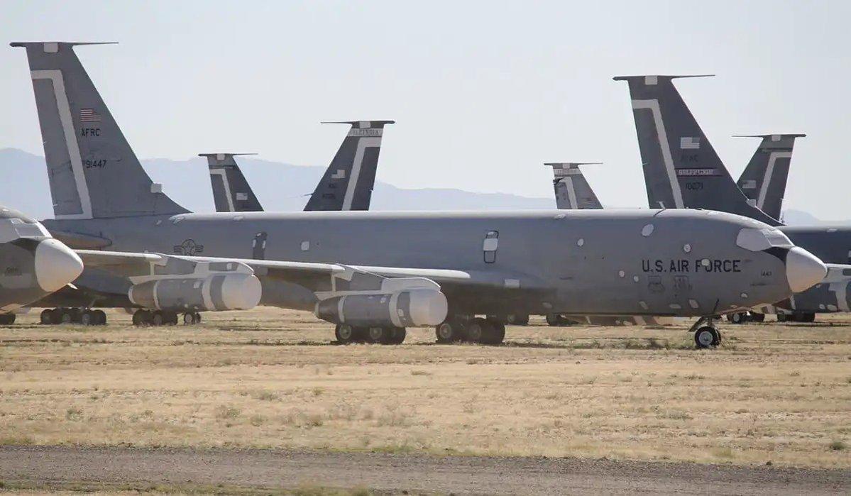 为了维持机队的运转，美国正从“飞机坟场”中回收退役的KC-135加油机。“史诗狂