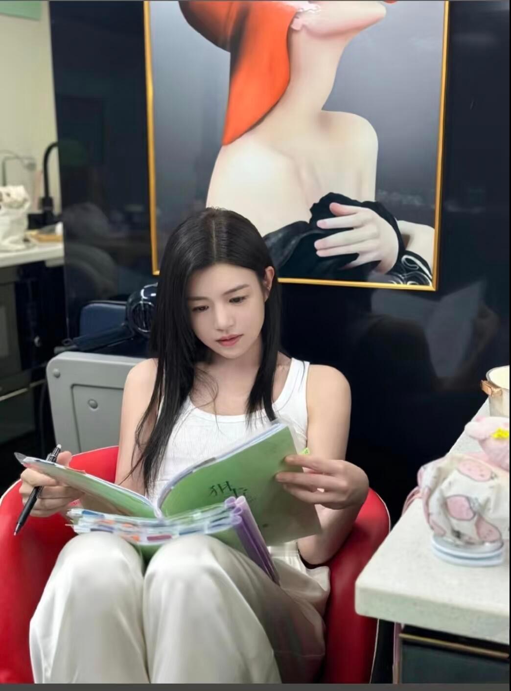 陈妍希比完你的比你的谁能拒绝陈妍希的温柔啊！签完你的签你，比完你的比你的，