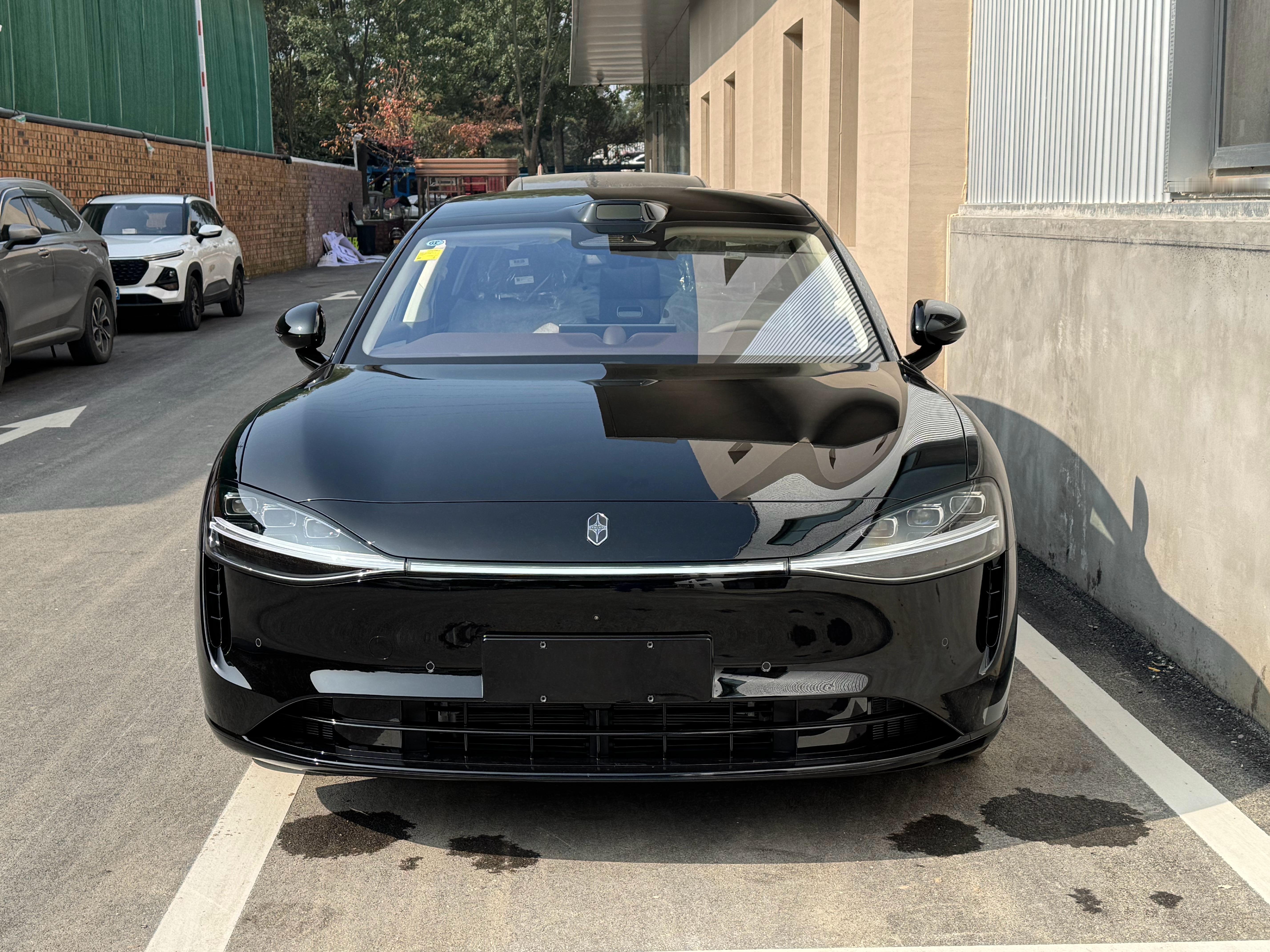 感受一下享界S9T，鸿蒙销售见了也忍不住说了一声真帅[笑着哭]放店里贴车衣了，