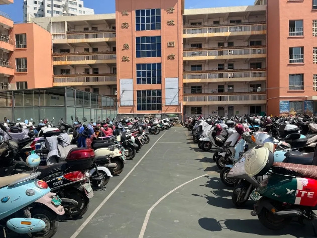 湖北武汉，女子停电动车碰倒一辆摩托车，摩托车车主要求女子赔偿。女子不理准备骑车离