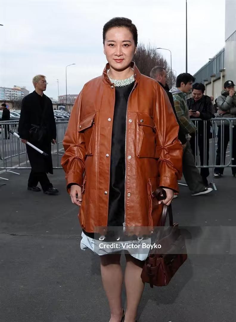 贾玲亮相米兰时装周！模样大变不爱笑，梨涡消失成焦点！