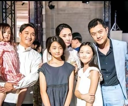 李亚鹏带李嫣参加巴黎时装秀。老父亲看着女儿，一脸的宠溺和欣慰。T台上的李嫣气场全