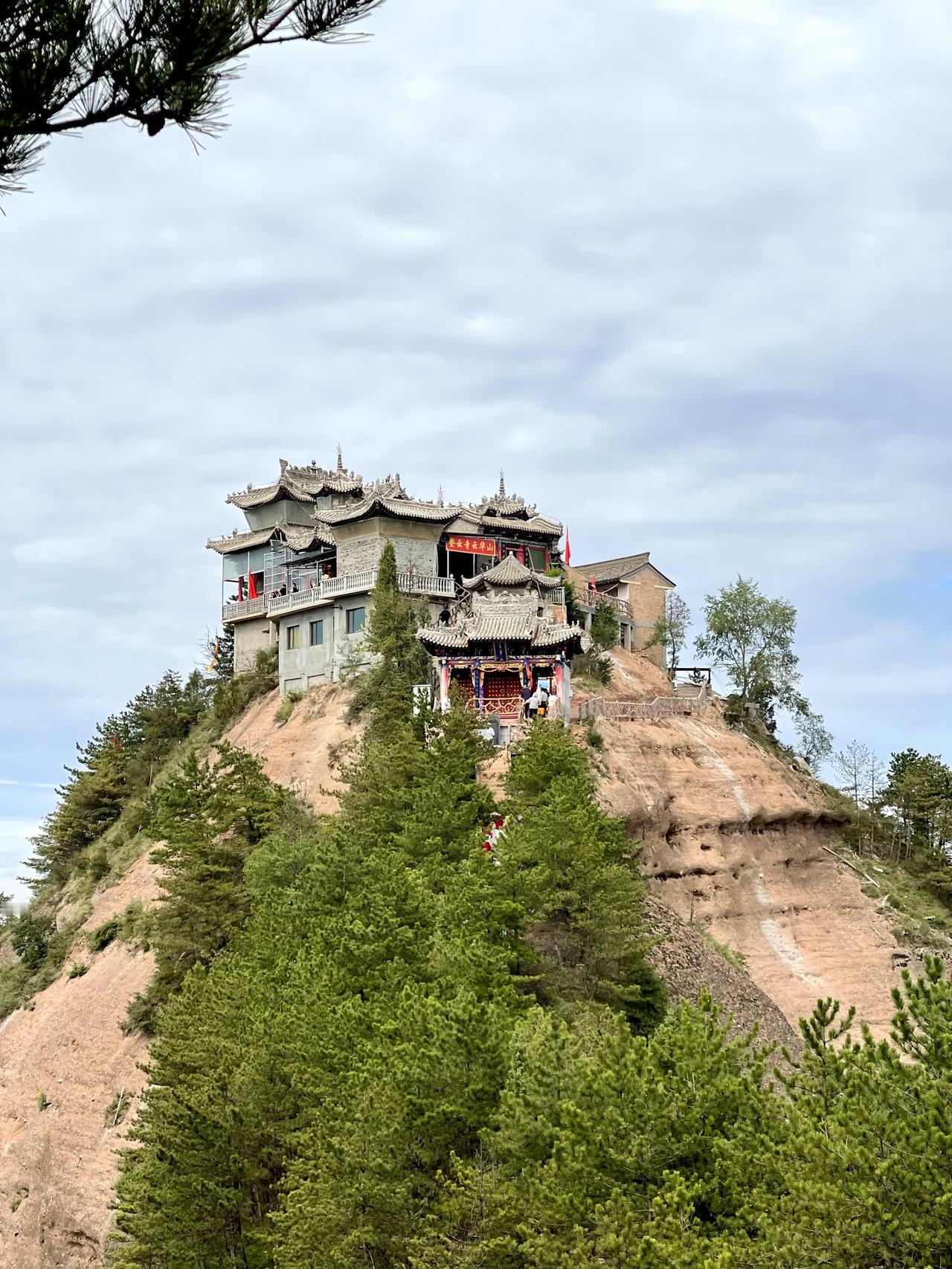 云华山是位于甘肃省陇南市西和县的一处著名景区，地处西和县城东北15公里处的稍峪乡