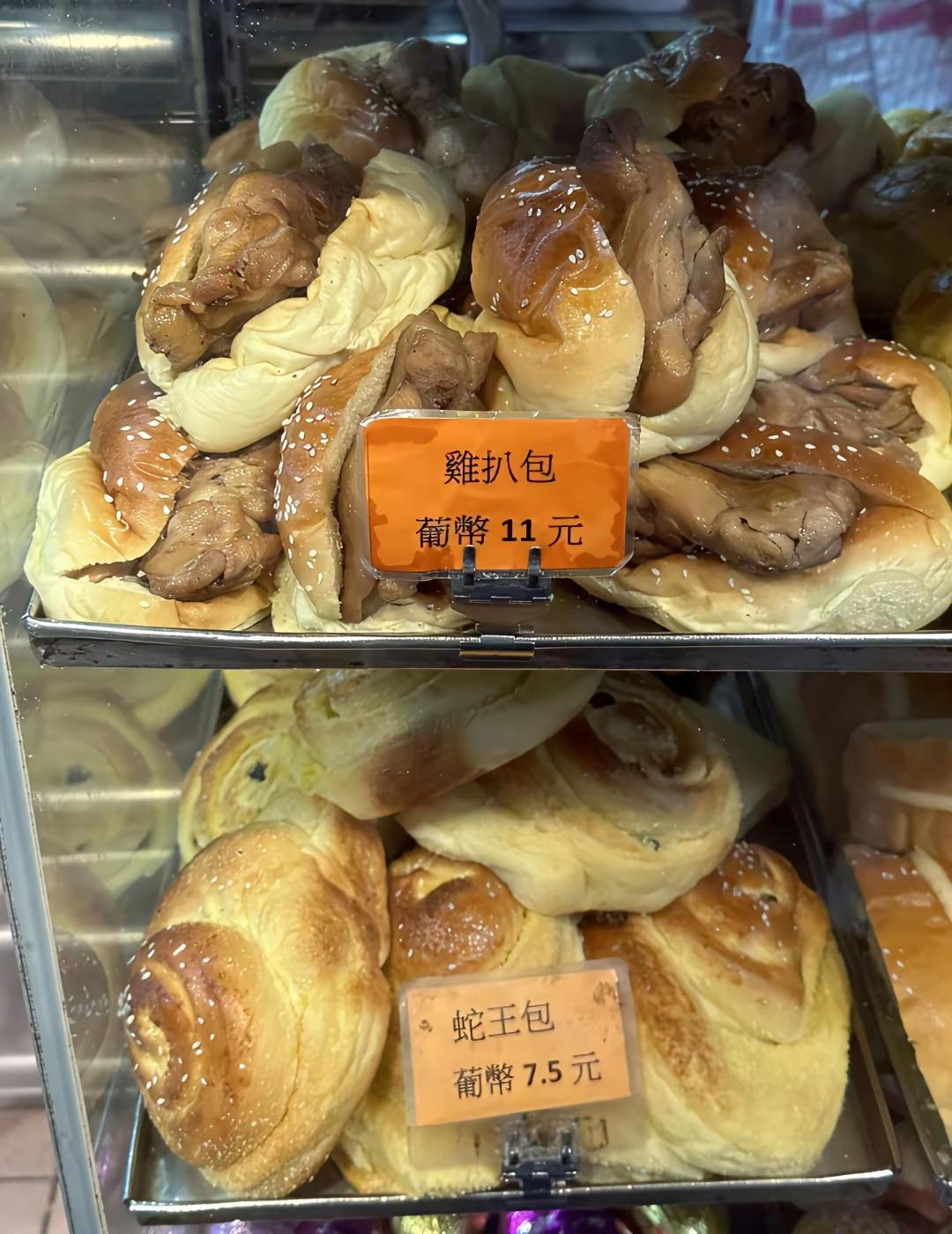 现在内地面包店真的是逆天了，贵族奢侈品了，一个普通面包店的一袋普通吐司，16块钱