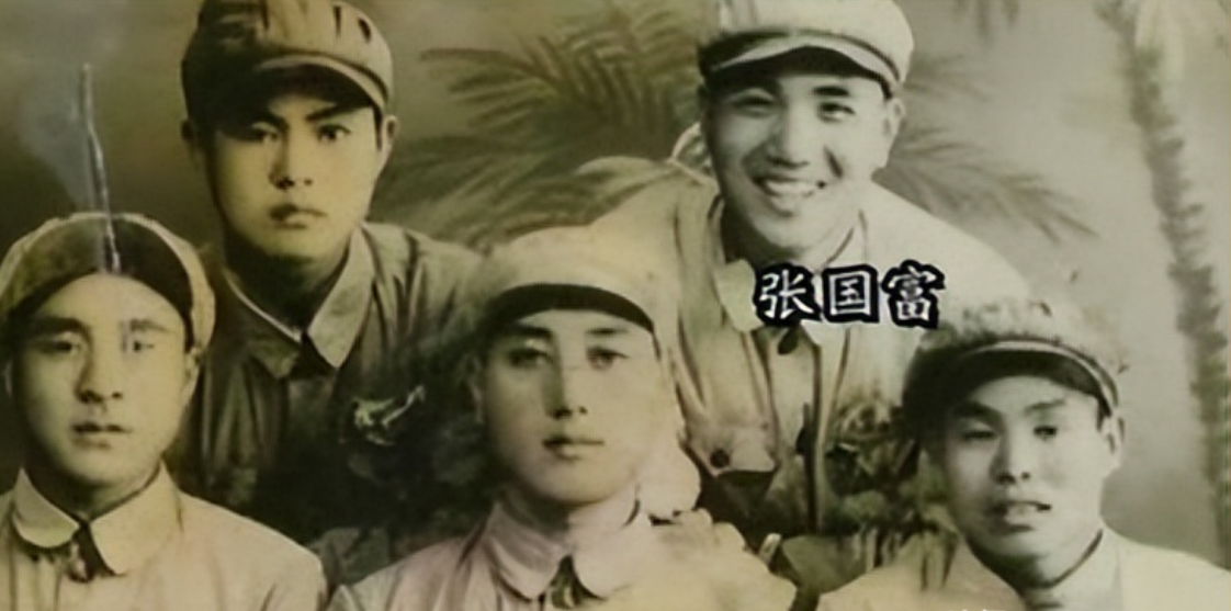 1994年，一个叫冬妮的人来到志愿军第47军“调查”自己的父亲，可是查遍了资料也