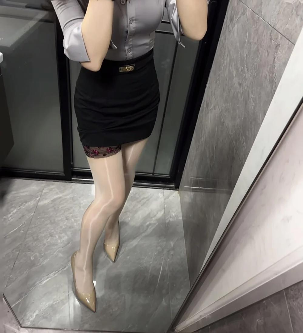 腿真亮，裤真短