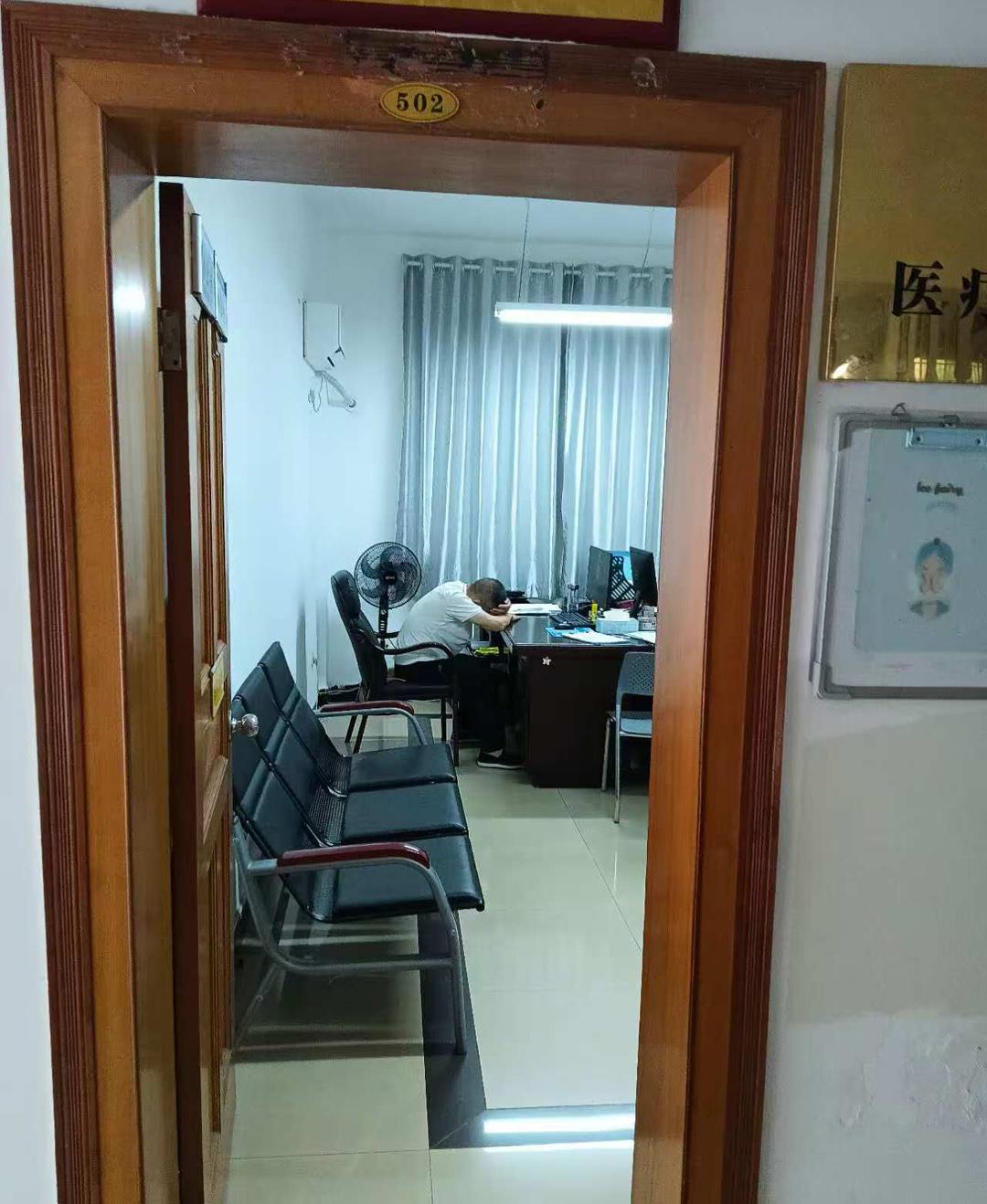 今天去社保局办事，找不到办理业务的科室，就一个个房间地找，看见一个工作人员上班时