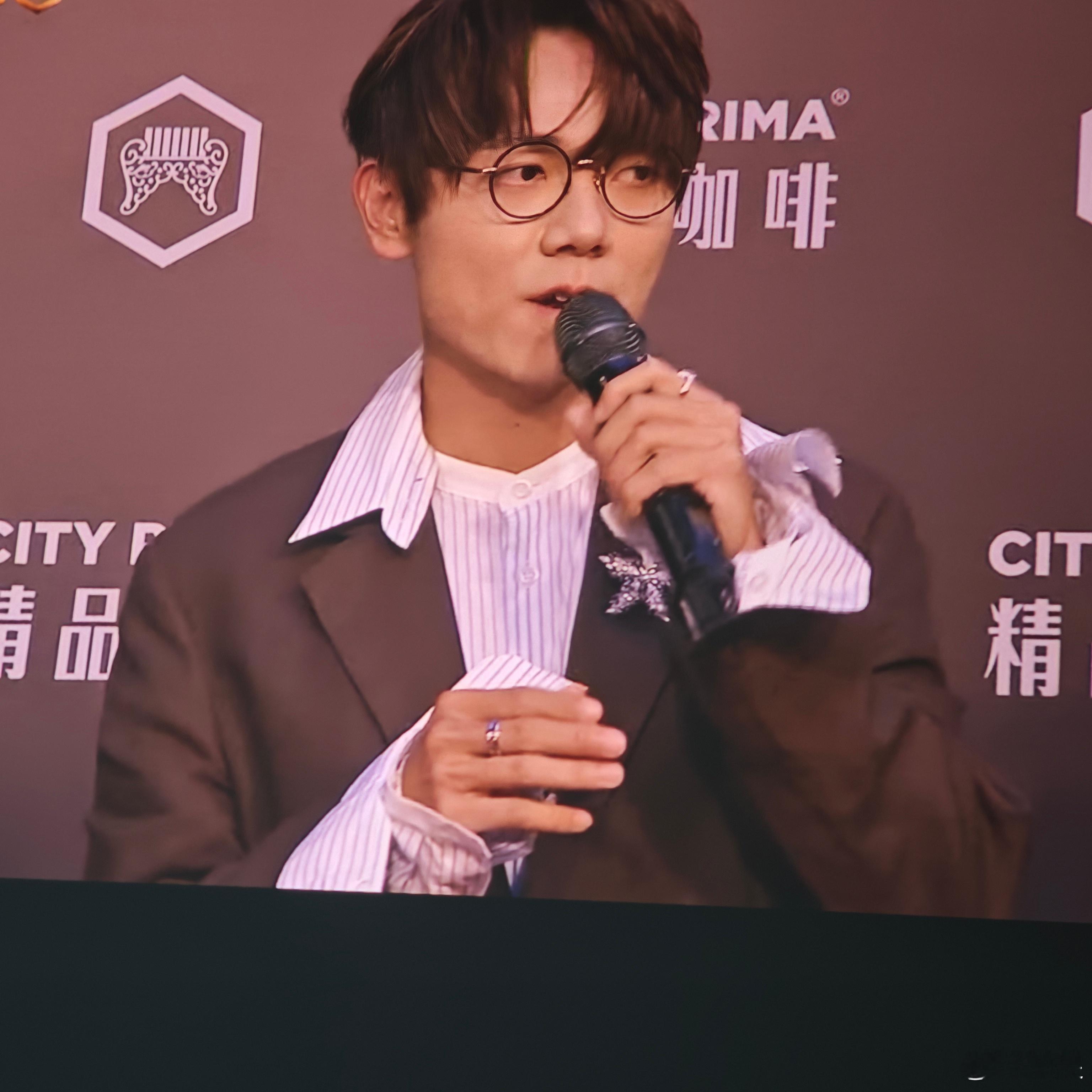 金曲奖今晚的大热门，林家谦。他说他也觉得自己唱华语和粤语感觉有点不一样。主持人