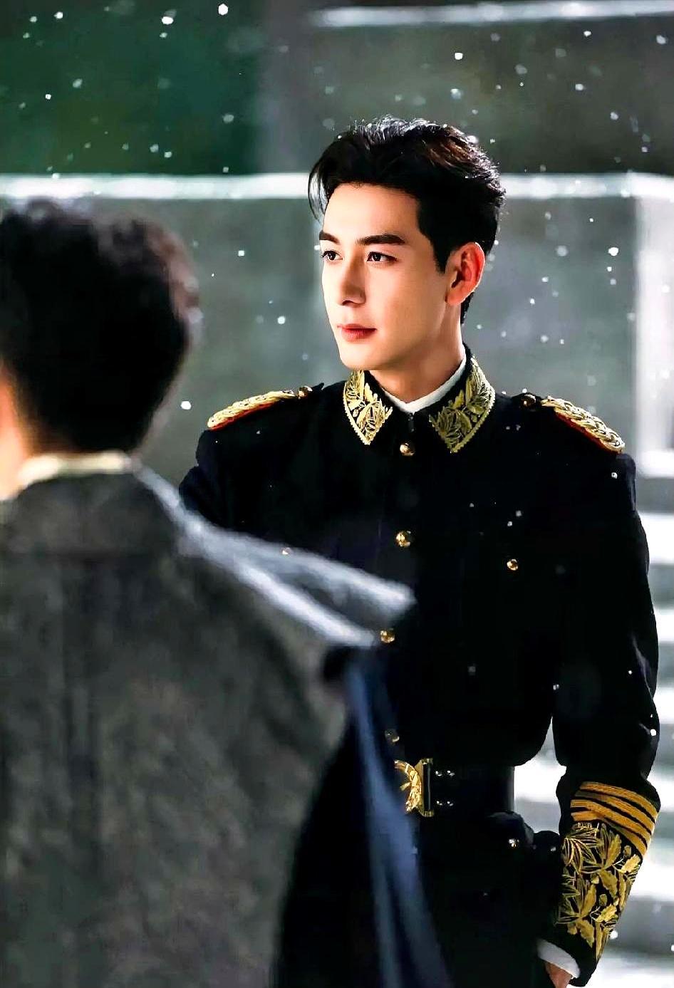 热搜没他名，剧却天天挂榜首陈星旭在《你也有今天》里演毒舌律师钱恒，提前俩月