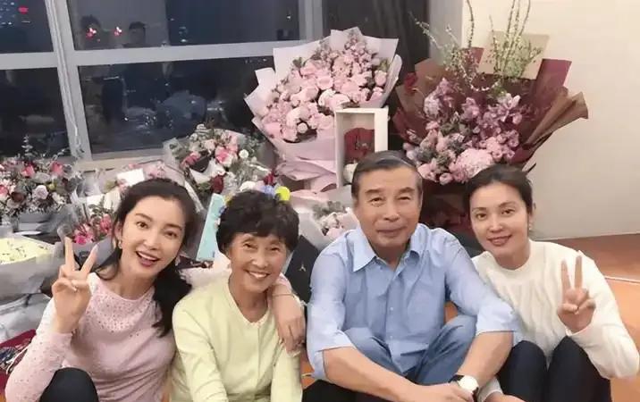 李冰冰出生于黑龙江省哈尔滨市五常市的一个普通工人家庭。以下是关于她父母姊妹儿女的