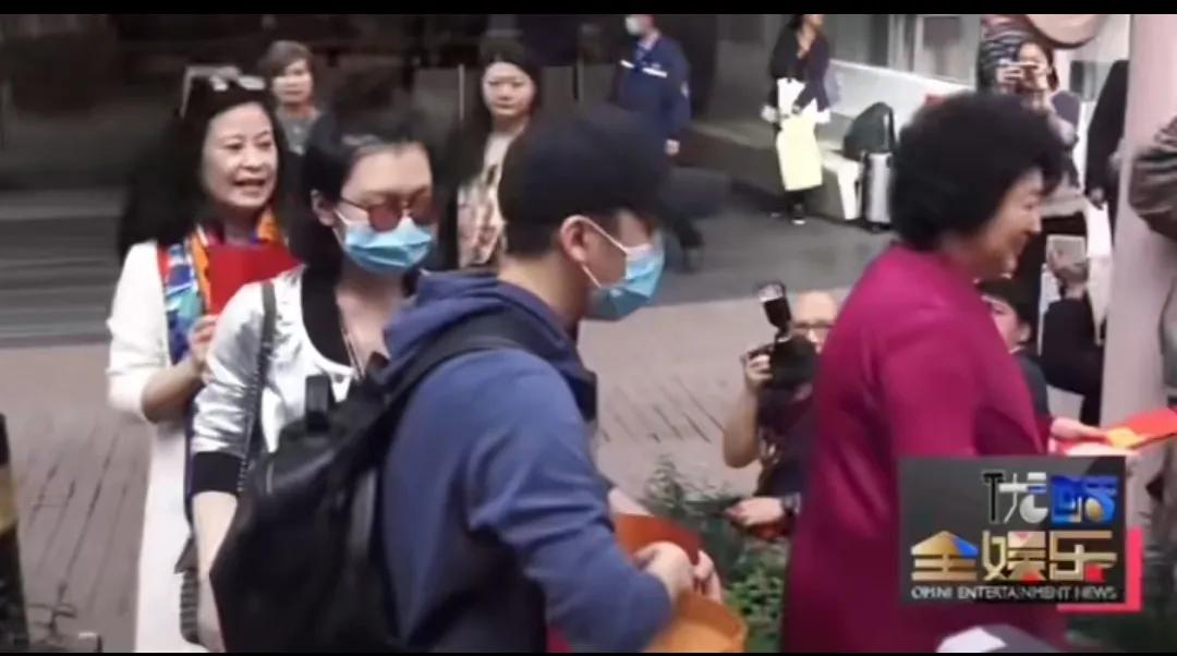 考古到Angelababy产后出院视频，瞬间被震撼到！医院门口围得水泄不通，记者