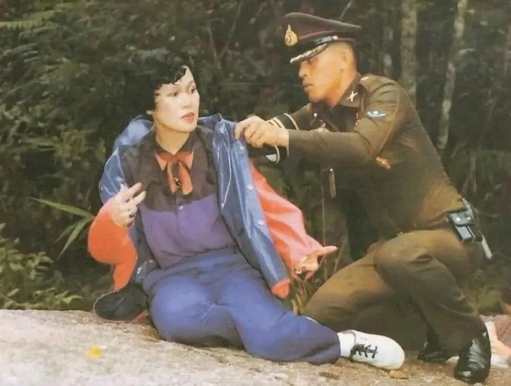 泰王其实他是会暖人的，比如说他对母亲就很好，还会给妈妈披风衣。再比如，当年他专宠