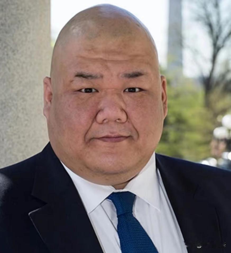 随特朗普访问的人群当中，有两个华裔面孔，一个是黄仁勋，另一个就是这个人，据说这个