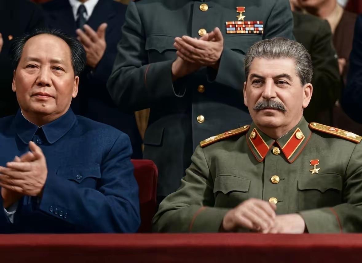 看照片这是新中国成立之初我们的伟人去苏联访问和斯大林的合影能看得出来我们