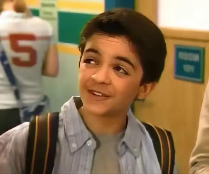 这两张照片对比差距太大了，前一张是美国童星，后一张是一个流浪汉，两张照片是一个人