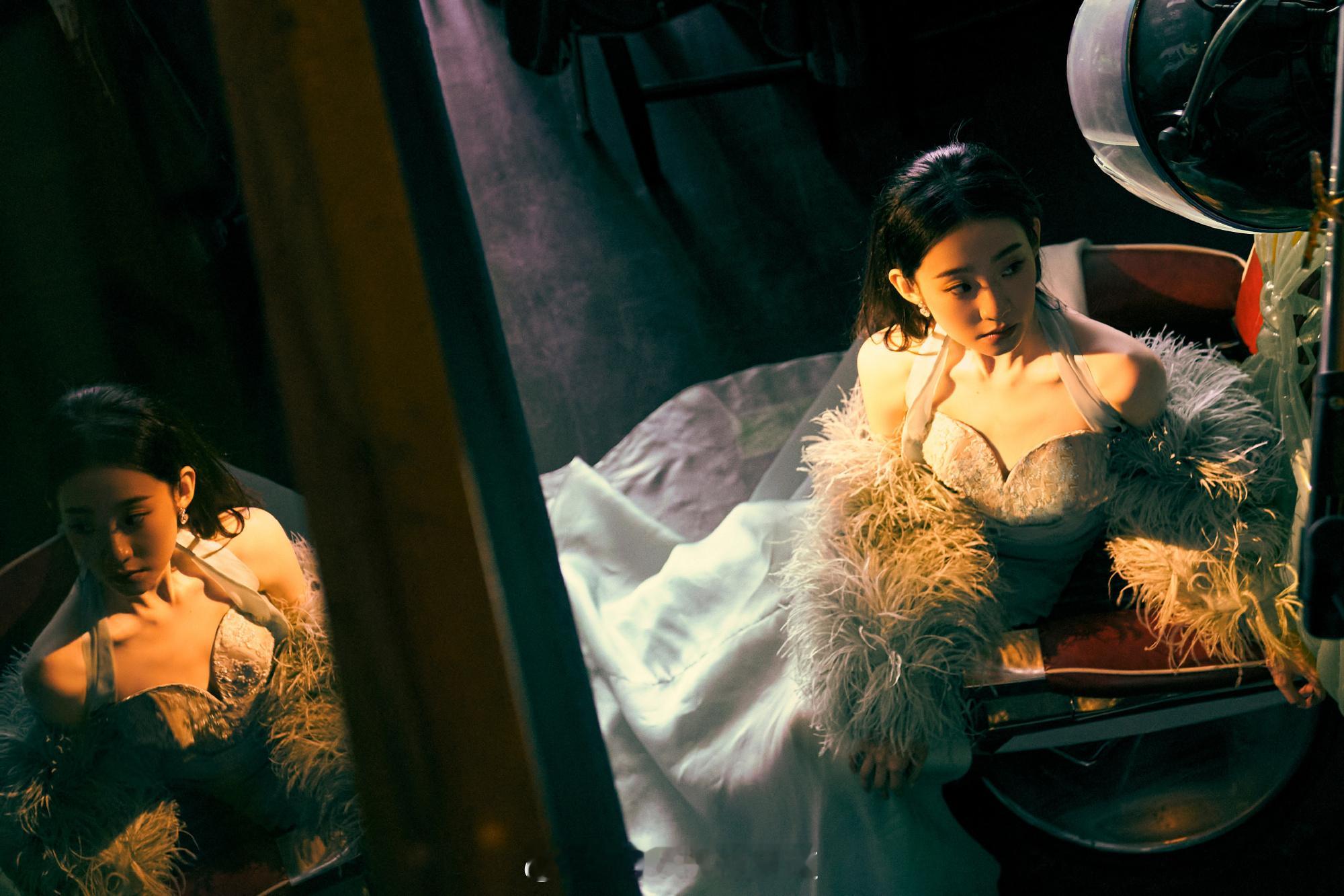 张艺凡明艳优雅光影间的迷人倩影