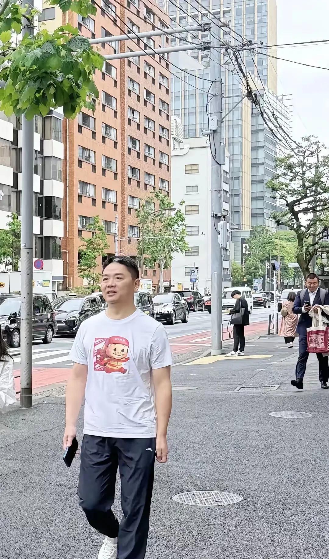 近日，商圈大佬刘强东十分低调地出现在东京街头，被网友偶遇拍照。他身边没有保镖，也