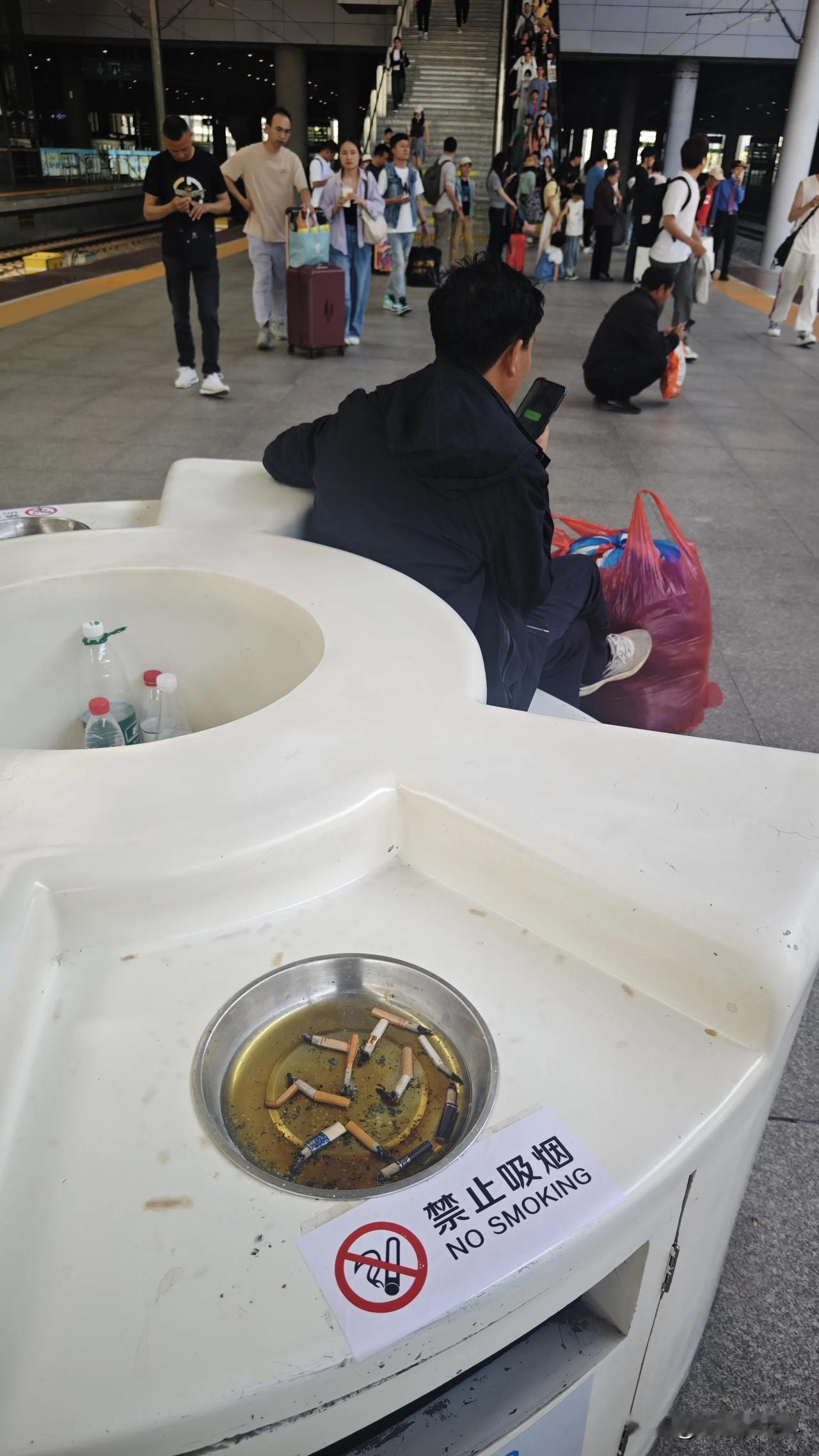 奇葩的宁波火车站。整体上，车站的卫生还不错，仔细观察站内轨道，完全没有杂物，这