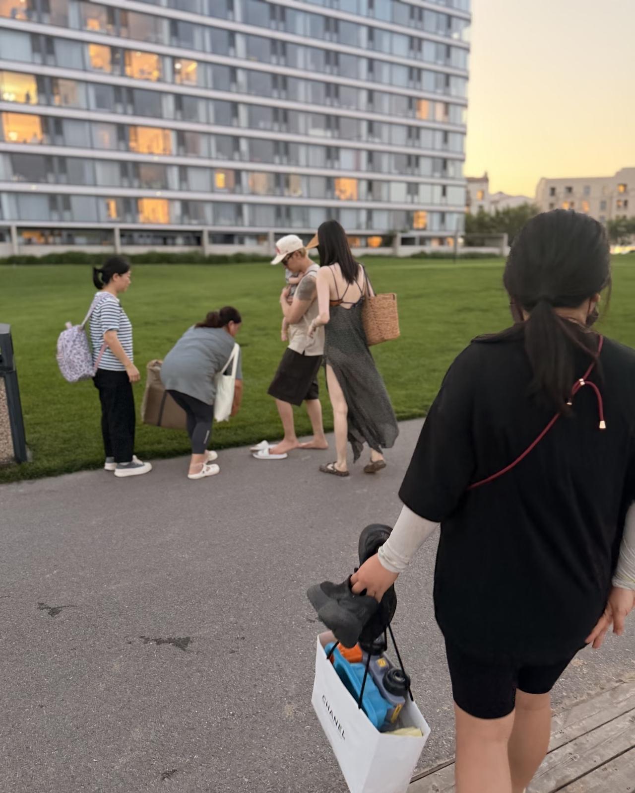 何穗与陈伟霆一起带娃现身阿那亚，陈伟霆亲自抱着小Win，小宝宝肉乎乎的，特