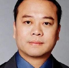 64岁的欧阳震华，事业巅峰时是TVB“收视福将”，娶豪门千金坐拥优渥生活，