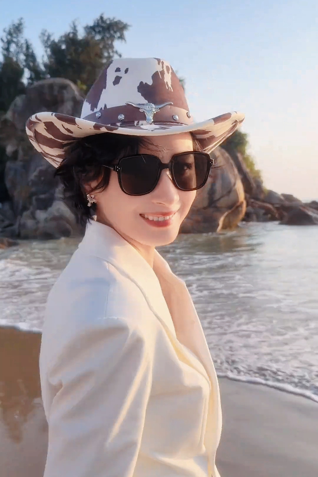 万茜｜万茜美素佳儿品牌大使落日是天空的邮戳，潮汐是寄往陆地的信封，而你肩上是