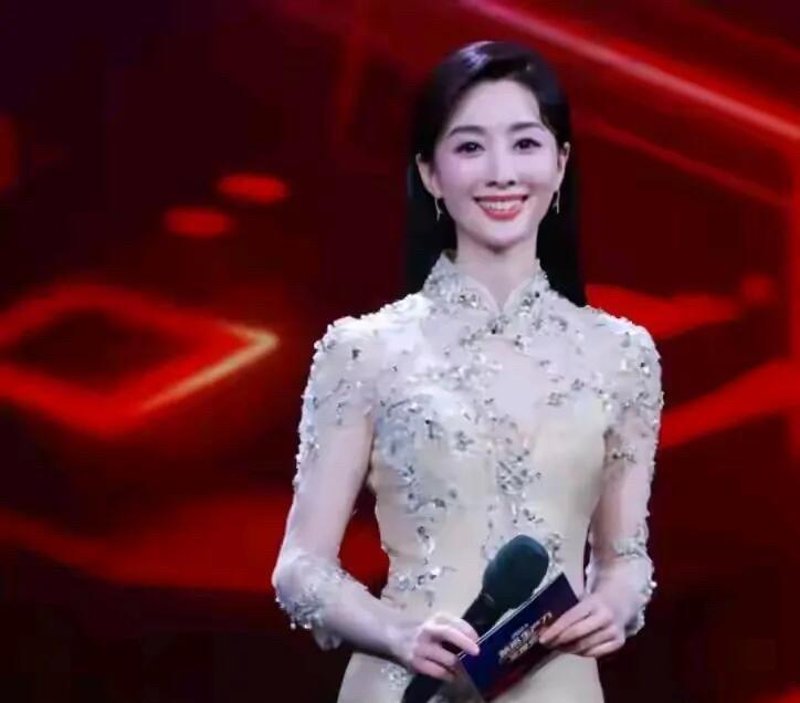 现实生活中长得一般般的主持人，在舞台上竟然是这么的好看，比董卿好看，比龙洋有气质