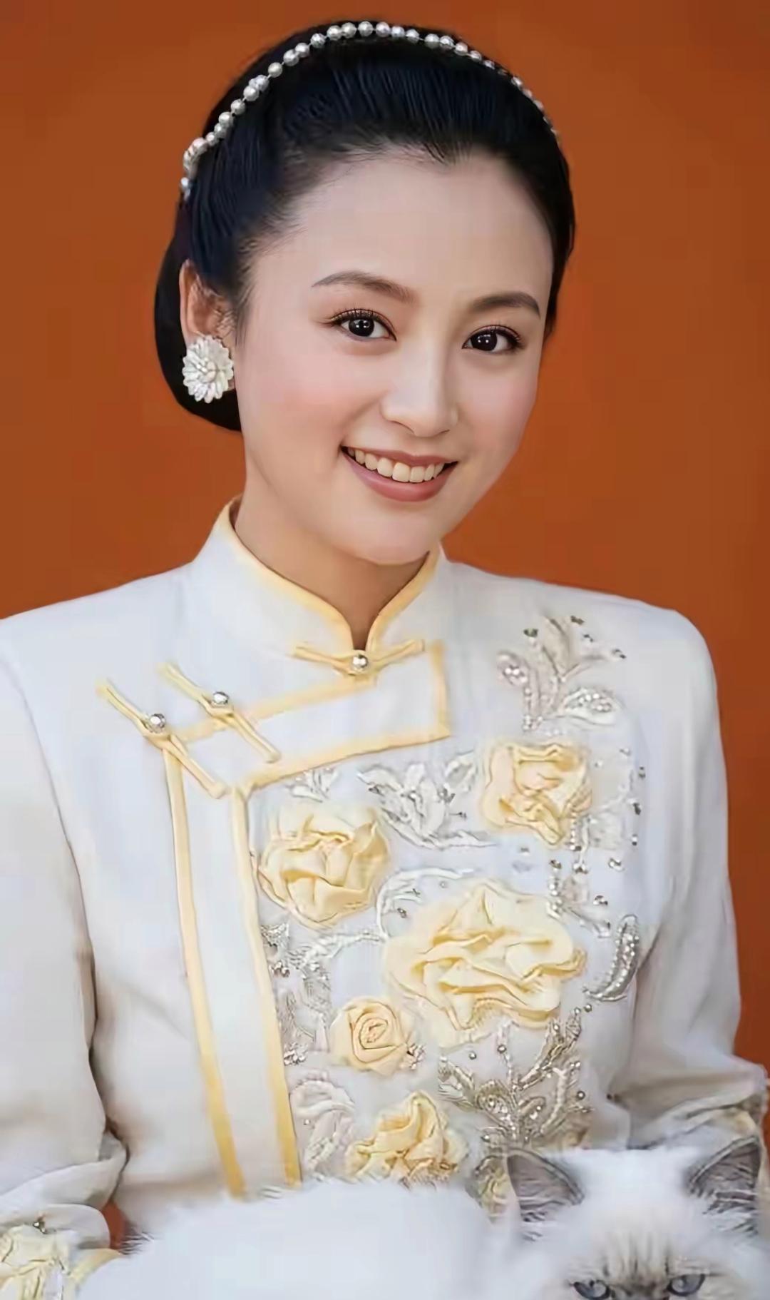 陈红的容貌风华绝代，美得无可替代。