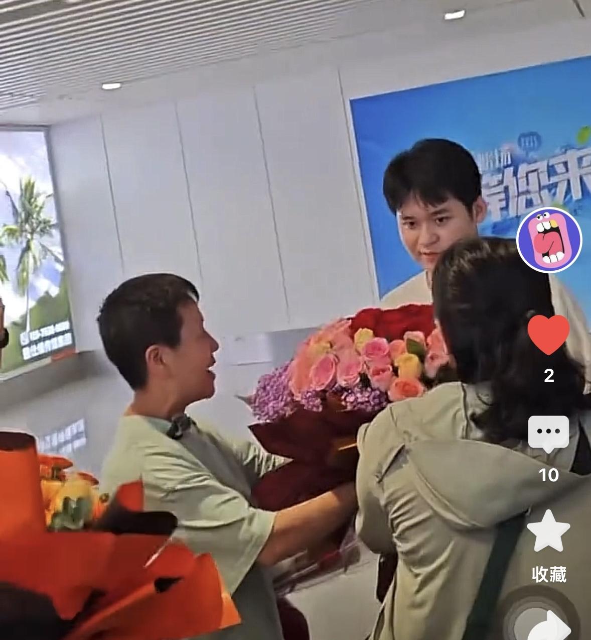 林诗栋回到家乡与好朋友分享夺冠🏆的喜悦！林诗栋结束伦敦世乒赛之旅，回到家乡