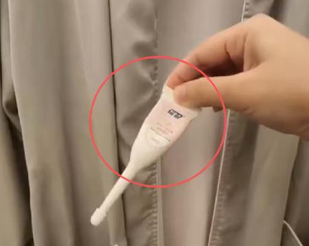 上海，一名女子在五星级酒店内使用私密护理用品，将护理物品随手放在浴袍口袋，离开酒
