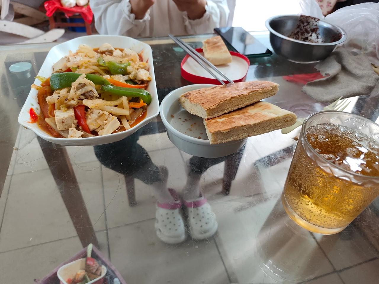 60后的老婆、70后的老公，这对陕西老夫老妻就爱吃烩菜，白菜、豆腐、辣椒、萝卜，