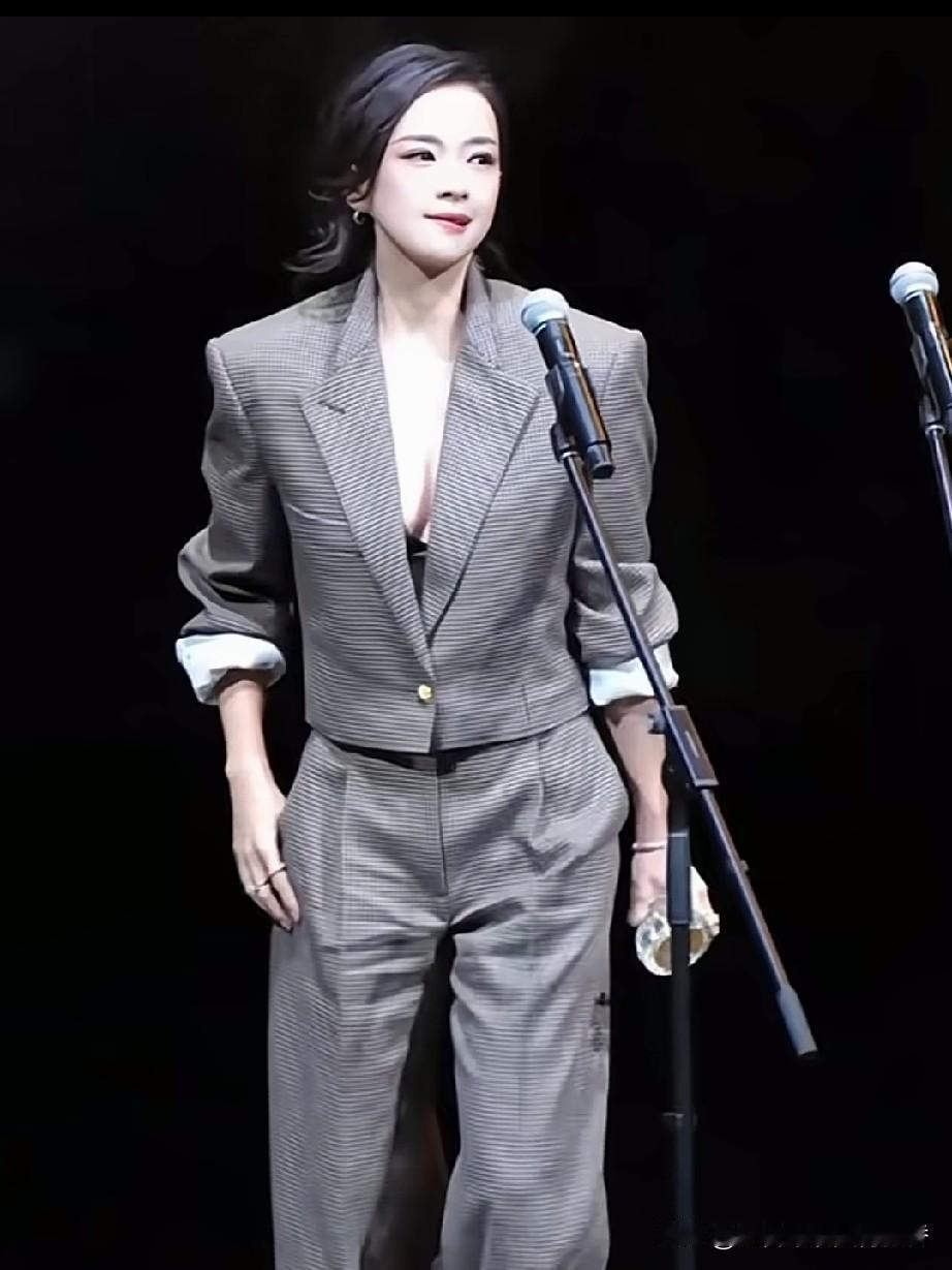 如果不说姓名，你能看出这是谁吗？我是看不出来，这就是国际影后章子怡。网上都说章子