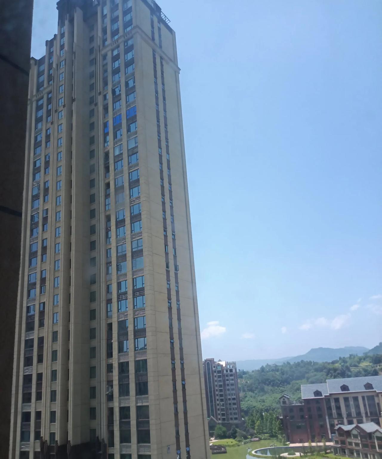 高层老人去世了怎么运下楼？我这样处理不知当不当？我们住的楼层为三十三层。昨晚，