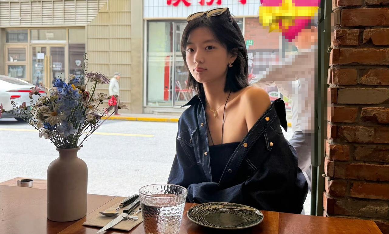 黑色抹胸打底衫+蓝色牛仔外套下装穿什么好呢也许看完孙千的这身穿搭你就有答案