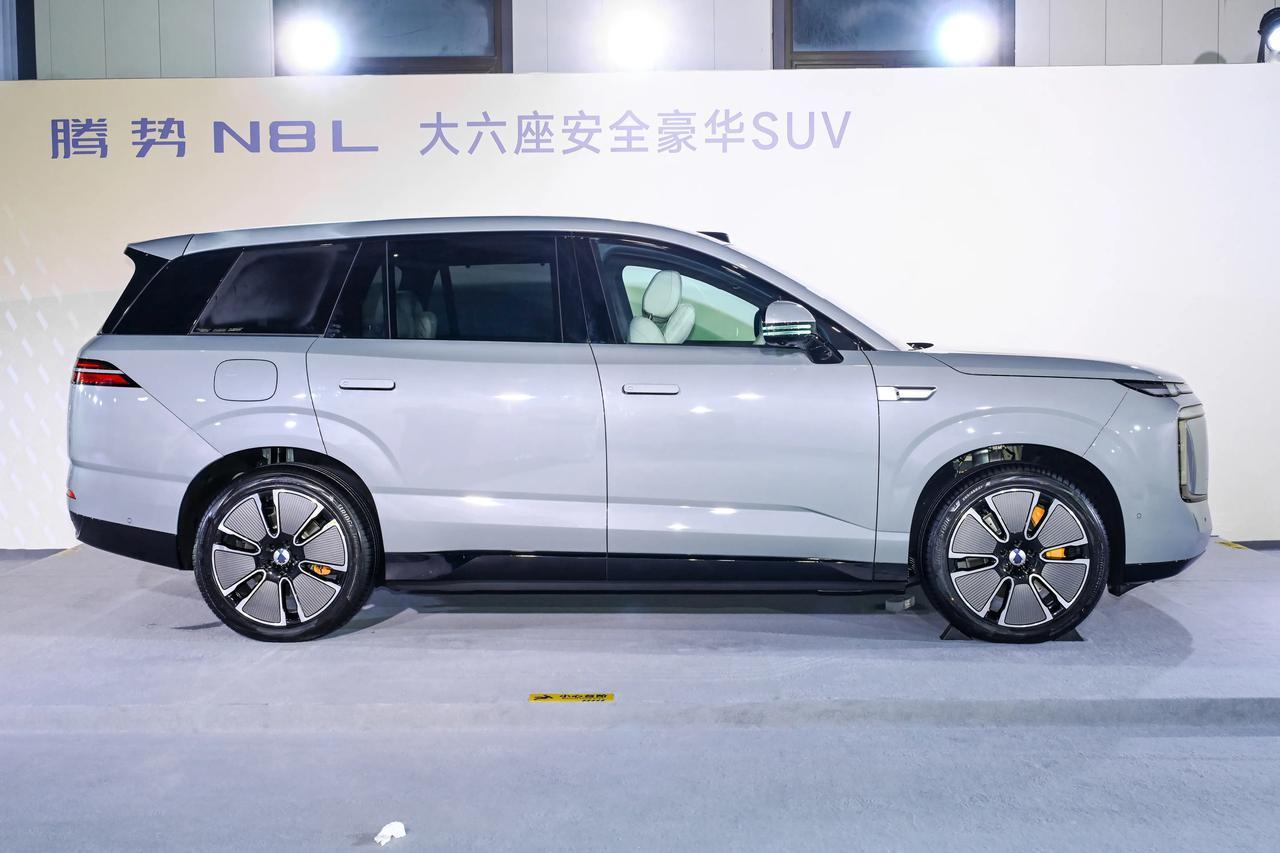 腾势N8L预售，31.98万起，吸引力很强，但只是个开头。真正的后招还在后面。因