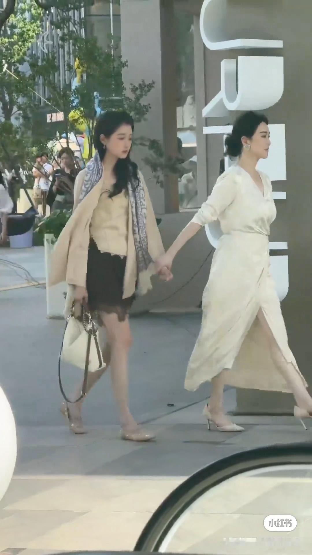 高挑美女穿平底鞋的气质很出众…..（关晓彤