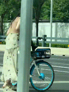 这轿车司机的操作，真把人看无语了——美女骑自行车，长裙裙尾卷进链条，“刺啦”一