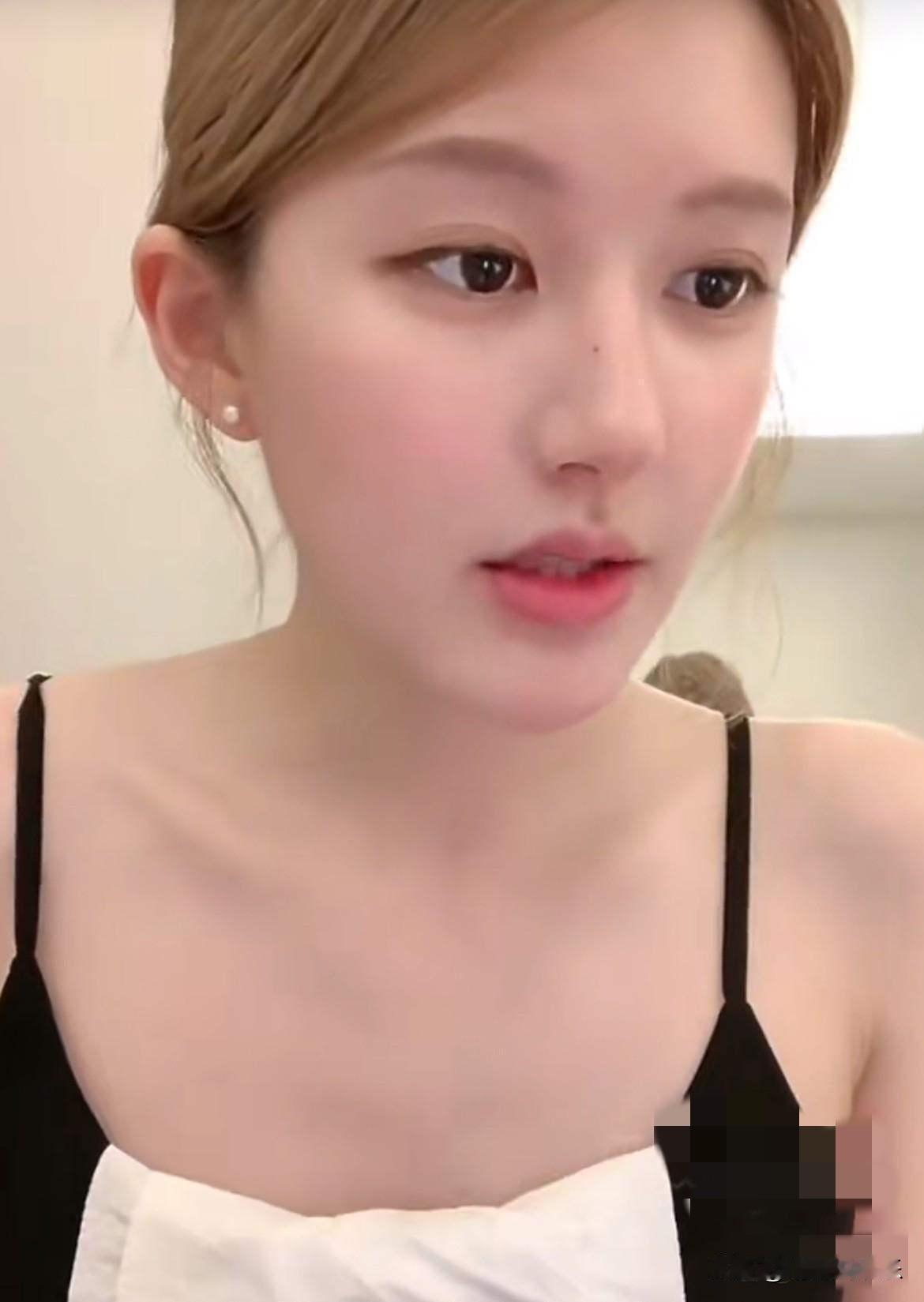 对于赵露思吐槽经纪公司网友们高度理解，她算得上很刚的艺人了。如果继续选择沉默，逆