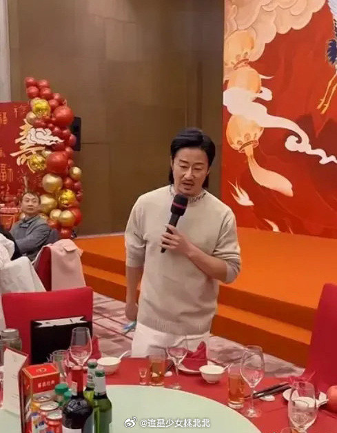 吴京为自己的父亲举办80大寿，桌子上摆满了各种各样的酒水饮料，最醒目的还是大窑，
