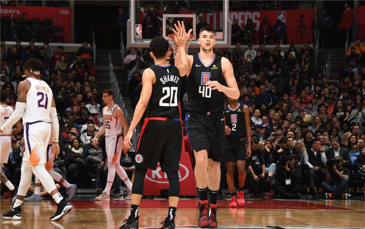 新赛季能跟火箭队、雷霆队和掘金队抗衡的西部球队，大概也只剩下了湖人队以及快船队，